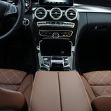 Die breite Armablage sorgt für Bequemlichkeit