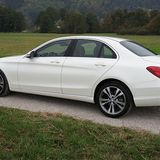 Auch hinten können erwachsene Personen bequem sitzen