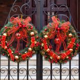 Sie wollen einen Adventskranz an die Haustür hängen? Das ist ist sowohl für Besitzer von Eigentumswohnungen als auch für Mieter möglich - soweit sie die Tür dabei nicht kaputt machen. Andernfalls müssten sie für den Schaden aufkommen.