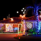 Eine gemietete Wohnung darf grundsätzlich weihnachtlich dekoriert werden. Allerdings sollten dabei ein paar Regeln eingehalten werden: 1. Die Nachbarn nicht mit hektisch blinkender Deko stressen. 2. Im Zweifel sollten Mieter bei der Deko der Außenwand mit ihrem Vermieter sprechen. 3. Wer den Außenbereich der Mietwohnung dekorieren will, sollte das Gespräch mit den Nachbarn suchen.