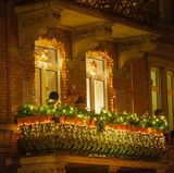 Wer nur eine einfache Lichterkette am Balkon anbringt, braucht das vorher nicht mit dem Vermieter absprechen. Anders sieht es aus, wenn ein grell blinkender Schlitten samt Rentieren am Balkon angebaut wird. Außerdem müssen Wohnungseigentümer und Mieter garantieren, dass die Deko auch wirklich hält, urteilte das Landgericht Berlin (Az.: 65 S 390/09).