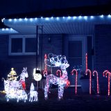 Der Vorgarten leuchtet taghell: Dank Rentieren und Schlitten aus grell-leuchtenden LED-Schläuchen wird es bei Ihnen vorm Haus niemals dunkel? Das kann Ärger geben. Zum einen durch gestörte Nachbarn. Daher sollte die Beleuchtung zwischen 22 Uhr und 6 Uhr ausgeschaltet sein. Auch Autofahrer dürfen durch den Lichterprunk nicht abgelenkt werden. Dabei spielt es keine Rolle, ob die Lichter im Vorgarten stehen oder als Lichterkette im Fenster aufgehängt wurden.