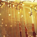 Sie möchten auch das Treppenhaus schmücken? Dann sprechen Sie besser kurz mit den Nachbarn, denn die müssen das in Ordnung finden. Dabei spielt es keine Rolle, ob Sie Eigentümer oder Mieter sind. Wichtig: Alles, was die Brandgefahr erhöht, hat im Treppenhaus nichts verloren. 