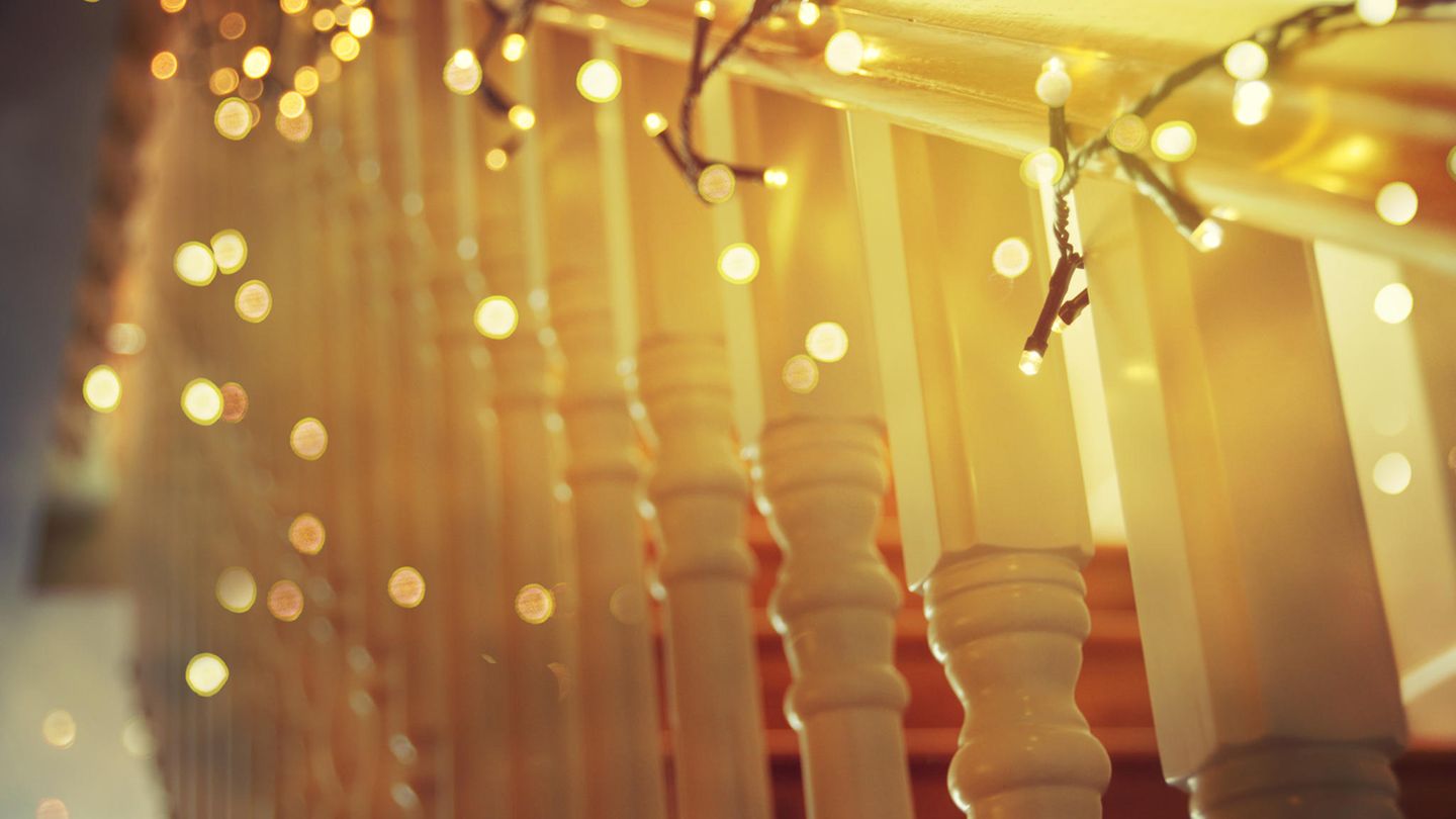 Weihnachtsdeko im Treppenhaus Sie möchten auch das Treppenhaus schmücken? Dann sprechen Sie besser kurz mit den Nachbarn, denn die müssen das in Ordnung finden. Dabei spielt es keine Rolle, ob Sie Eigentümer oder Mieter sind. Wichtig: Alles, was die Brandgefahr erhöht, hat im Treppenhaus nichts verloren.