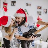Weihnachtliche Karaoke-Party oder die Weihnachtsmannfigur, die ein extra-lautes "Ho, ho, ho" brüllt, können Ärger einbringen. Die übliche Zimmerlautstärke sollte nicht überstiegen werden, um die Nerven der Nachbarn zu schonen. Auch hier gilt: Fühlen sich die Nachbarn gestört, können sie die Polizei wegen Ruhestörung rufen.