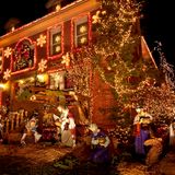 Ihre Nachbarn sind auch so weihnachtsverrückt wie Sie? Super, dann können sie gemeinsam dekorieren. Allerdings: Im Treppenhaus oder auf dem Weg zum Haus dürfen bei all der Weihnachtsdeko keine Fluchtwege zugestellt oder Dinge aufgebaut werden, die eine Brandgefahr mit sich bringen, so das Oberverwaltungsgericht Münster (Az.: 10 B 304/09). 