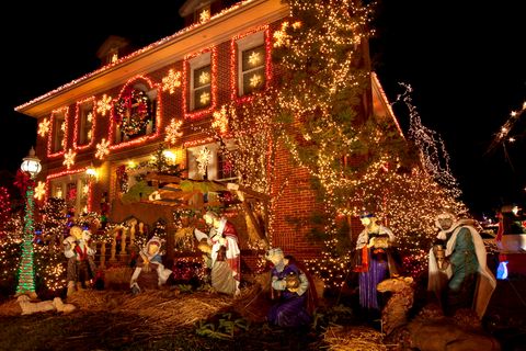 Ihre Nachbarn sind auch so weihnachtsverrückt wie Sie? Super, dann können sie gemeinsam dekorieren. Allerdings: Im Treppenhaus oder auf dem Weg zum Haus dürfen bei all der Weihnachtsdeko keine Fluchtwege zugestellt oder Dinge aufgebaut werden, die eine Brandgefahr mit sich bringen, so das Oberverwaltungsgericht Münster (Az.: 10 B 304/09). 