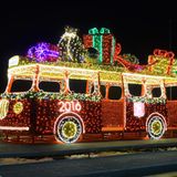 Weihnachtsdeko und Autos - das passt leider kaum zusammen. Denn bei einer Vollbremsung können sich kleine Engelchen, Weihnachtsmänner und Co. zu gefährlichen Geschossen verwandeln. Auch Lichtschläuche oder Stofftiere können den Fahrer massiv stören, wenn sie unter die Pedalen im Fußraum rutschen. Lichterketten sind ebenfalls keine gute Idee, denn sie können andere Verkehrsteilnehmer ablenken. Das Problem hierbei: Die Versicherung wird bei einem Schaden eventuell nicht zahlen.  