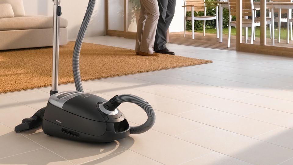 Verschleiß im Haushalt: Hepa-Filter - wie sie in Klimaanlagen oder auch Staubsaugern eingesetzt werden - müssen je nach Saison alle 1-3 Monate ersetzt werden. In Staubsaugern halten sie etwa ein halbes Jahr. Kosten betragen etwa 20 Euro beim Staubsauger, für eine Heimklimaanlage kostet ein Wechsel des Filters etwa 70 Euro. Hepa-Filter - wie sie in Klimaanlagen oder auch Staubsaugern eingesetzt werden - müssen je nach Saison alle 1-3 Monate ersetzt werden. In Staubsaugern halten sie etwa ein halbes Jahr. Kosten betragen etwa 20 Euro beim Staubsauger, für eine Heimklimaanlage kostet ein Wechsel des Filters etwa 70 Euro.
