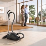 Hepa-Filter - wie sie in Klimaanlagen oder auch Staubsaugern eingesetzt werden - müssen je nach Saison alle 1-3 Monate ersetzt werden. In Staubsaugern halten sie etwa ein halbes Jahr. Kosten betragen etwa 20 Euro beim Staubsauger, für eine Heimklimaanlage kostet ein Wechsel des Filters etwa 70 Euro. 