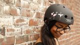 Fahrradhelme sollten wegen Ermüdung des Materials alle drei bis fünf Jahre gewechselt werden oder nach einem Sturz. Die Kosten betragen etwa 100 Euro pro Stück. Für vier Personen kostet der Spaß dann schon 400 Euro.