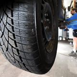 Autoreifen sind nach sechs Jahren durchgealtert, dann müssen neue her: Vier Reifen für einen Mittelklassewagen kosten 600 Euro - ohne Montage.