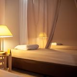 Matratzen sind nach ein paar Jahren durchgelegen. Der TÜV Rheinland rät nach acht Jahren zu einem Wechsel. Bei billigen Matratzen ist ein Wechsel nach fünf Jahren fällig, sehr hochwertige Matratzen behalten 14 Jahre lang ihre Eigenschaften. Durch den absorbierten Schweiß bleiben sie aber nur hygienisch, wenn man den Bezug reinigen kann. Kosten: Standard 100 bis 200 Euro sonst über 400 Euro pro Matratze.