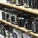 Auch ein Toaster hält nicht ewig: Nach sechs bis sieben Jahren ist er meist am Ende, und das auch nur, wenn das Gerät regelmäßig gereinigt wurde.