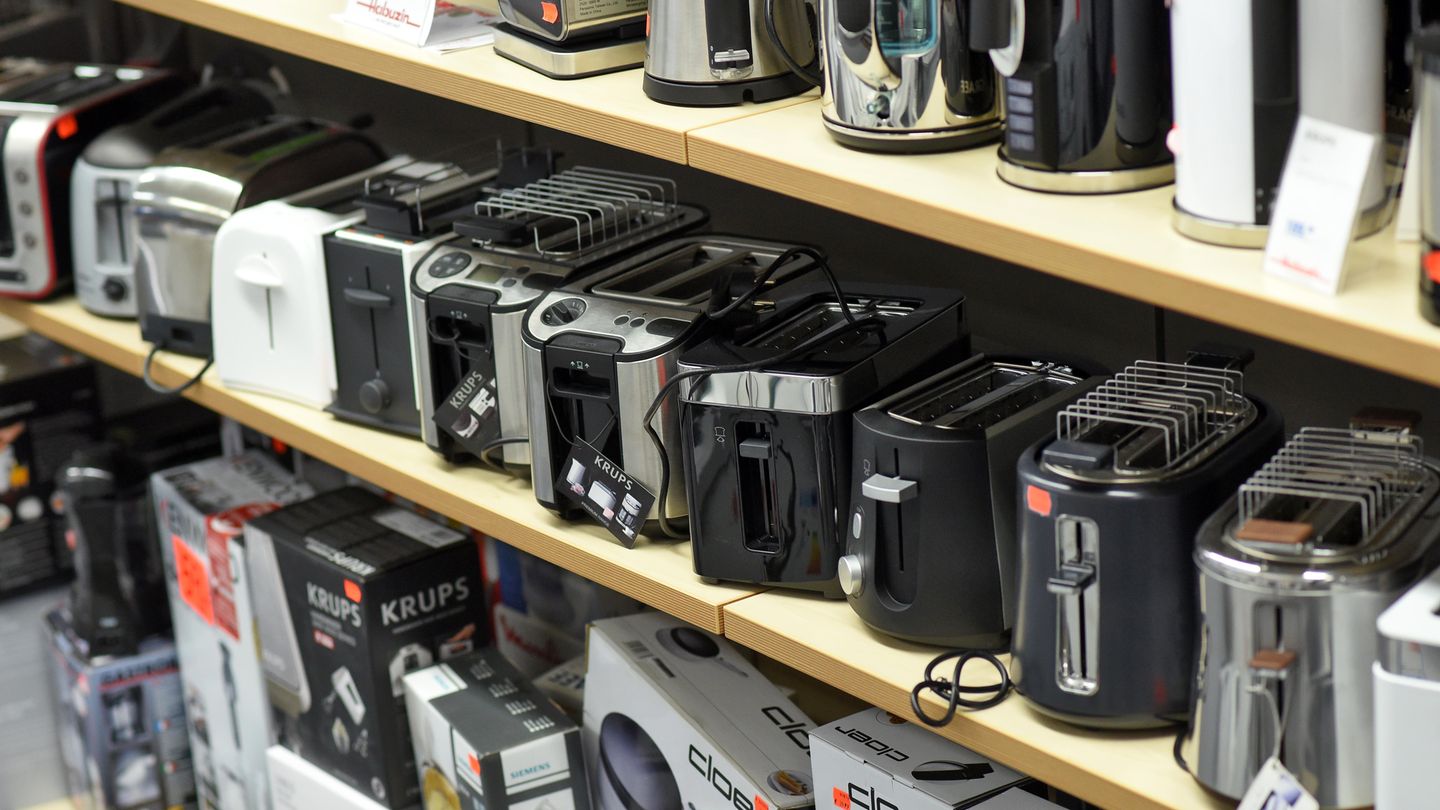Auch ein Toaster hält nicht ewig: Nach sechs bis sieben Jahren ist er meist am Ende, und das auch nur, wenn das Gerät regelmäßig gereinigt wurde.