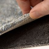 Teppichböden sind auf etwa zehn Jahre Lebensdauer ausgelegt. Ein neuer kostet etwa 15 Euro pro  Quadratmeter. Das vielgescholtene Laminat hält in gehobener Qualität bis zu 25 Jahre durch. 