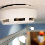 Rauchmelder sollen alle zehn Jahre ersetzt werden. Ein Set kostet etwa 100 Euro pro Wohnung hinzu kommt die Rechnung des Installateurs, die meist höher ist, als die der Geräte.