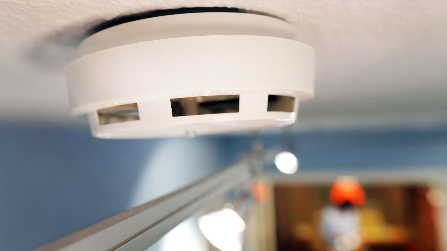 Rauchmelder sollen alle zehn Jahre ersetzt werden. Ein Set kostet etwa 100 Euro pro Wohnung hinzu kommt die Rechnung des Installateurs, die meist höher ist, als die der Geräte.