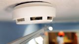 Rauchmelder sollen alle zehn Jahre ersetzt werden. Ein Set kostet etwa 100 Euro pro Wohnung hinzu kommt die Rechnung des Installateurs, die meist höher ist, als die der Geräte.