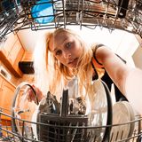 Geschirrspülmaschinen müssen nach 10 bis 12 Jahren ersetzt werden. Ein neues Gerät kostet etwa 500 Euro. 