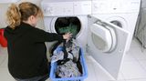 Waschmaschinen und Trockner sollen länger, nämlich 15 Jahre halten. Eine neue Waschmaschine kostet etwa 500 Euro, ein Trockner mit Wärmepumpe 800 Euro.