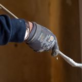 Auch Farben halten nicht ewig. Innen wie außen muss alle 15 Jahre neu gestrichen werden. Das betrifft aber nur die Alterung der Farbe. Der Wunsch nach anderen Farben und Verschmutzungen führen in Innenräumen meist zu einem schnelleren Tapetenwechsel. Kosten sind pauschal nicht zu kalkulieren, aber auch bei einer 50-Quadratmeter-Wohnung sollte man für einmal Neustreichen 1000 Euro einplanen. Sonderwünsche wie edle Tapeten machen es natürlich teurer. 