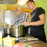 Backöfen und Kochplatten halten technisch gesehen sensationelle 20 Jahre - mangelnde Pflege lässt die Geräte allerdings weit früher unansehlich werden. Ein elektrischer Herd kostet etwa 600 Euro. 