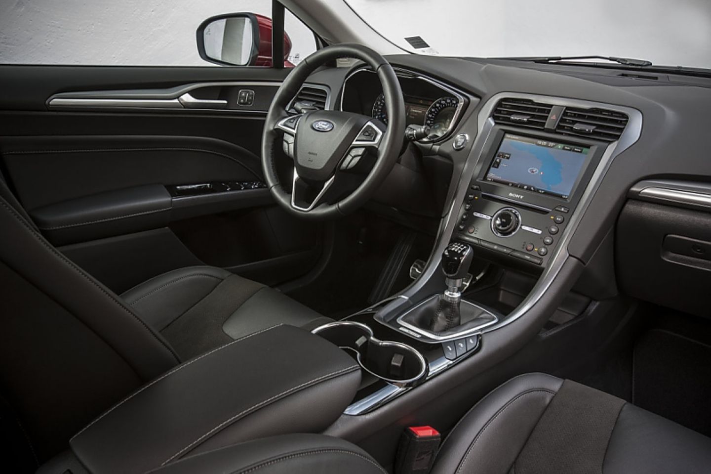 Das Cockpit des Ford Mondeo 2.0 TDCi.