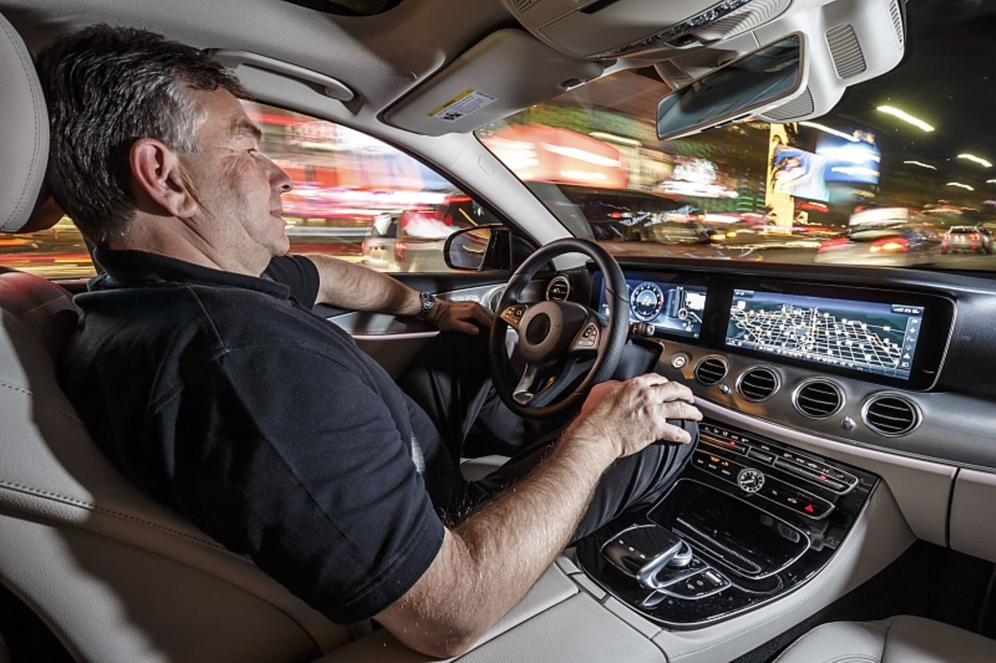 Michael Kelz, Entwicklungsleiter der E-Klasse W 213, im neuen Cockpit