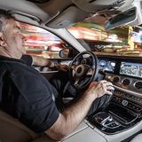 Michael Kelz, Entwicklungsleiter der E-Klasse W 213, im neuen Cockpit