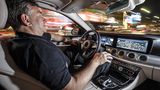 Michael Kelz, Entwicklungsleiter der E-Klasse W 213, im neuen Cockpit
