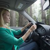 Das Navdy Head Up Display versieht das Smartphone-Navigationssystem mit einigen Komfort-Funktionen, wie zum Beispiel Gestensteue