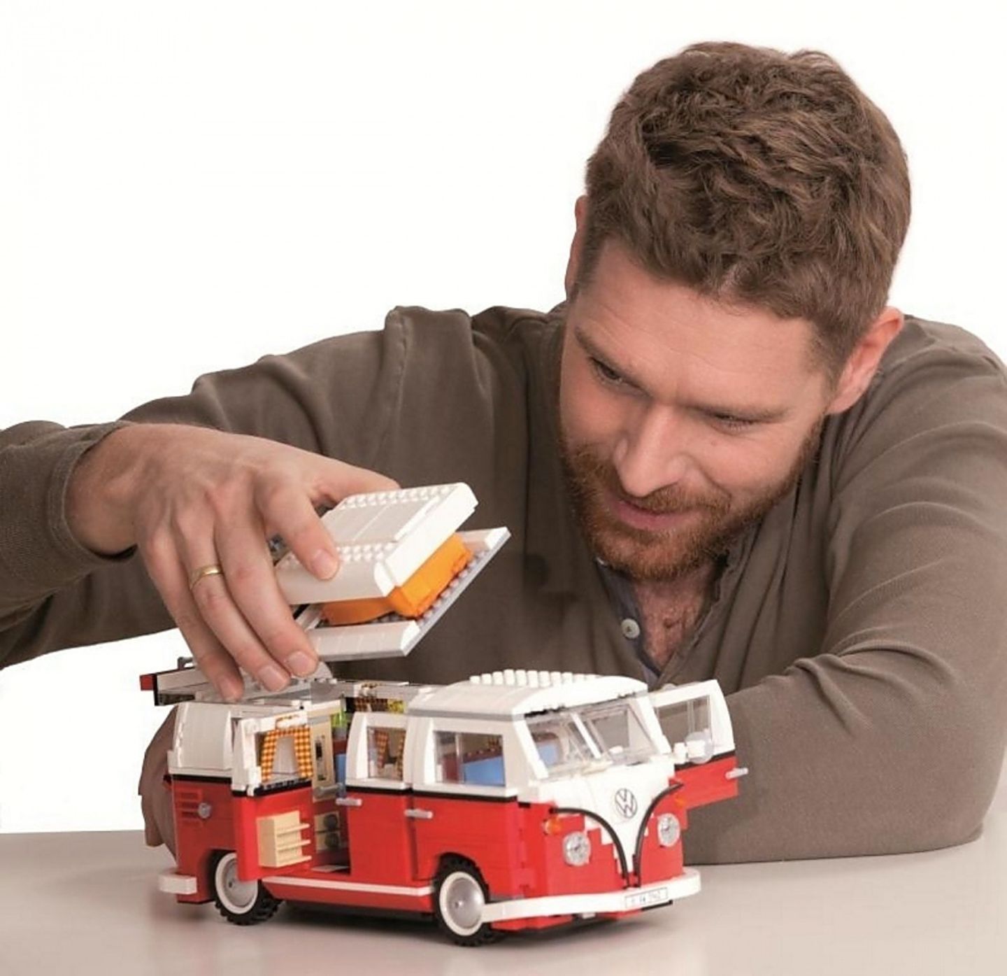 Der Lego Volkswagen T1 Campingbus lässt Männer-Herzen höher schlagen