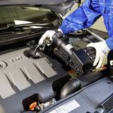 So geht der Einbau des Strömungsgleichrichters beim 1.6 TDI Motor (EA 189) von statten