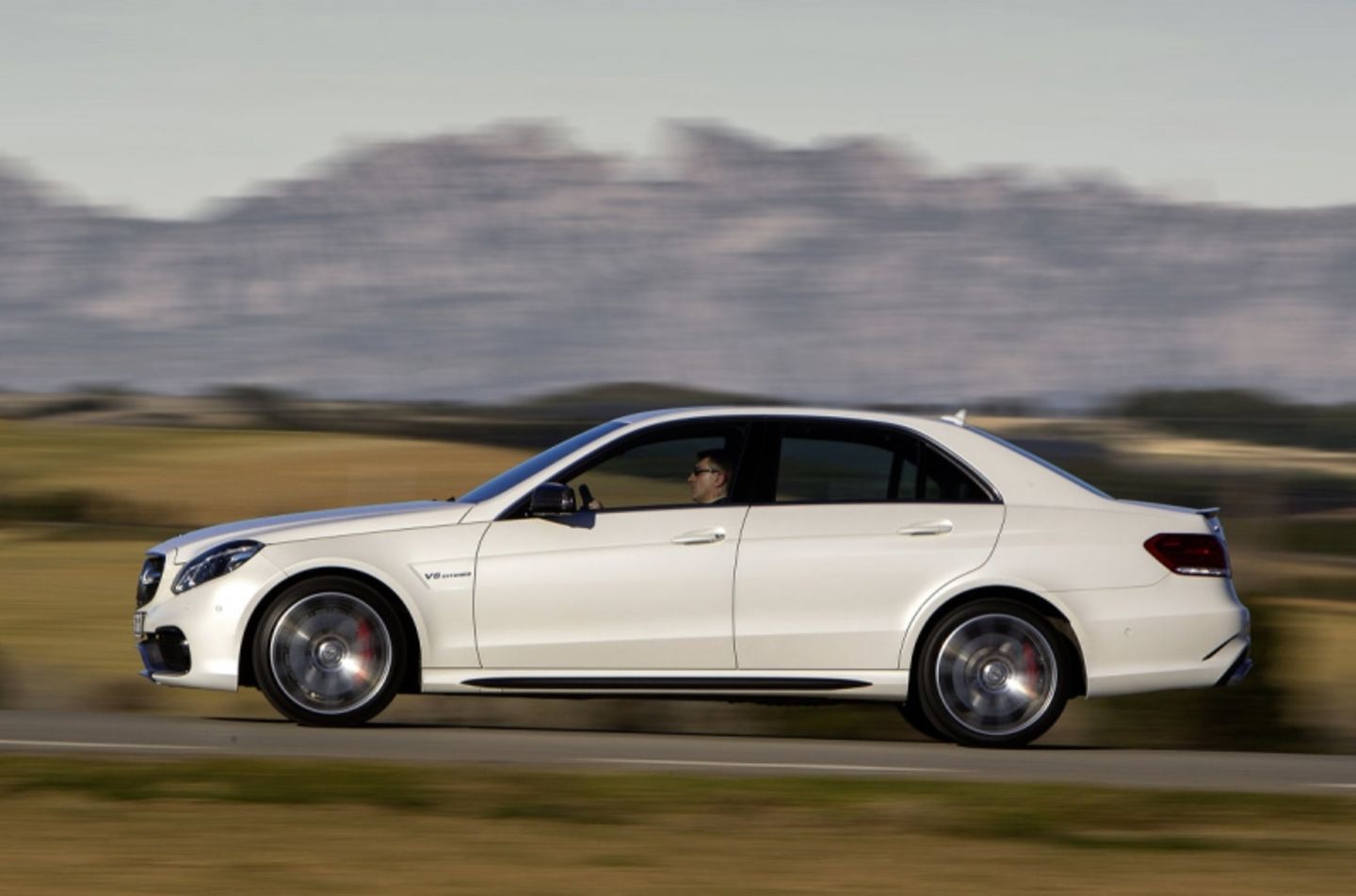 Hier arbeitet noch ein Saugmotor: Mercedes E 63 AMG 4matic.