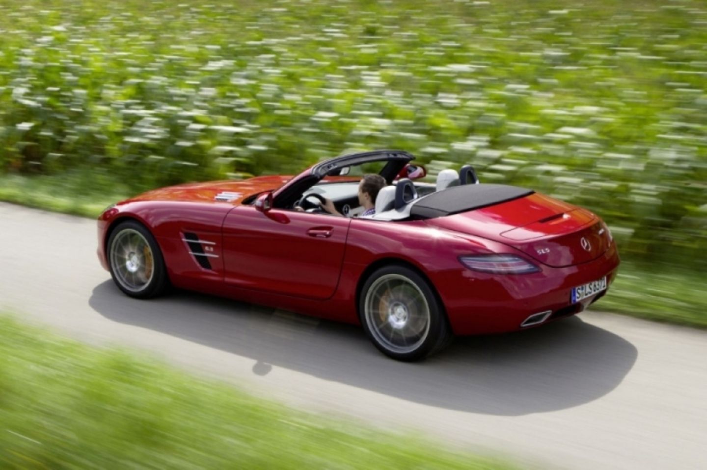 Der Mercedes SLS AMG Roadster ist durch ein kleineres, Turbo-Modell ersetzt worden.
