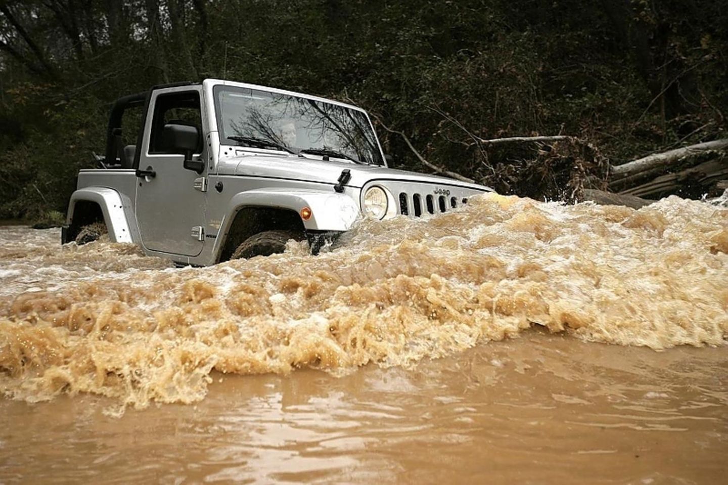 Wasserdurchfahrten sind mit dem Jeep Wrangler kein Problem