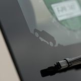 Im Jeep sind kleine "Eastereggs" versteckt - hier ein kraxelnder Jeep am Rand der Windschutzscheibe