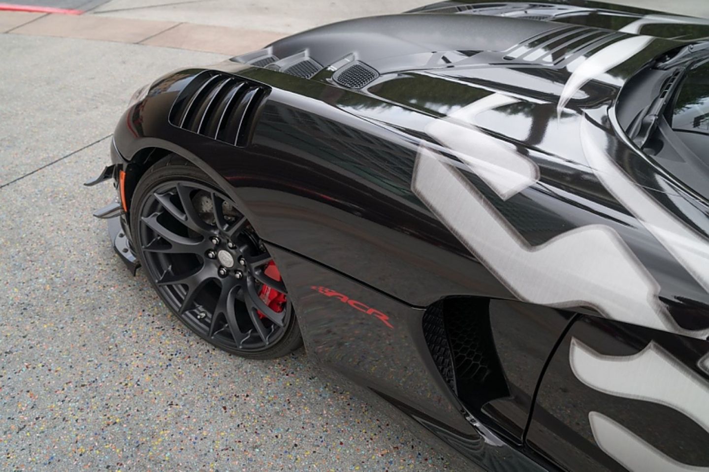 Die Dodge Viper ACR trägt wie Darth Vader schwarz