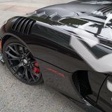 Die Dodge Viper ACR trägt wie Darth Vader schwarz