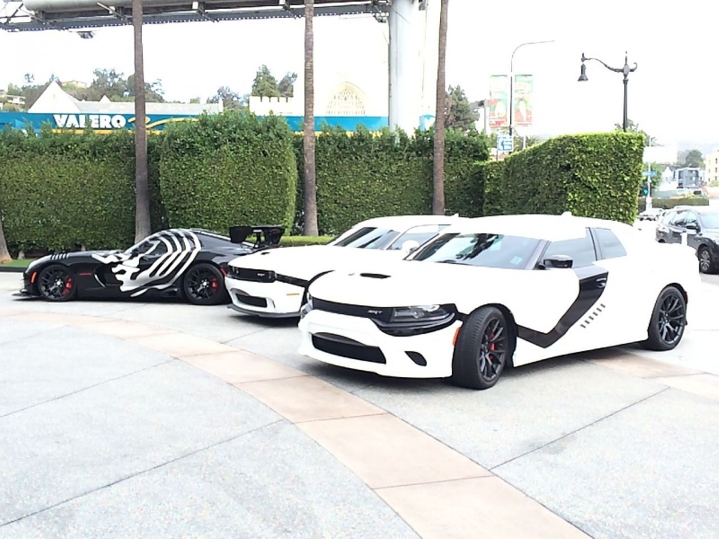 In Los Angeles patrouillieren Storm Trooper in ihrer weißen Rüstung, die von einem schwarz gewandeten Anführer befehligt werden