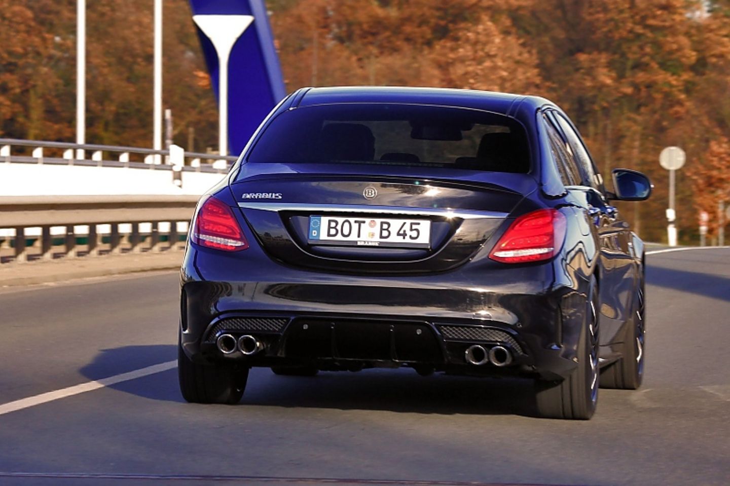 Der Brabus B30 - 410 hört sich auf Knopfdruck richtig dreckig an.