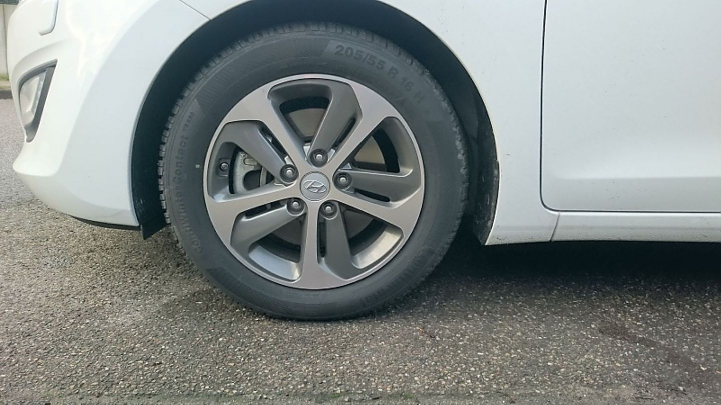 Er rollt ab Werk auf 16 Zöllern.
