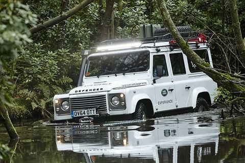Wer mag, kann vor den Werkshallen mal richtig Offroad fahren.