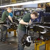 Mit Hammer und Schraubenschlüssel geht es hier zur Sache.