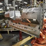 Das Schweißen übernehmen Roboter.