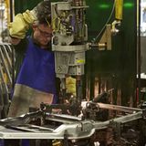 Die Türen werden noch von Menschen vorbereitet.