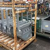 Neue Türen in einem alten Gestell.