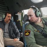 À la James Bond schmeißt sich Wladimir Putin ans Steuer eines seiner Super-Jets, Busenfreund Baschar al Assad nimmt auf dem Rücksitz Platz: Ein neuer PR-Gag des Kremlchefs? Nein. So präsentiert der Satiriker Andrej Budajew Putin auf der ersten Seite seines neuen Kalenders für 2016. Dabei bewegt sich die Satire so nah an der politischen Realität und an der heroischen Selbstdarstellung Putins, dass man es glatt für bare Münze nehmen könnte. "Die Welt ist nicht genug" heißt sein Werk und lehnt sich an die Ästhetik der James Bond-Filme an.