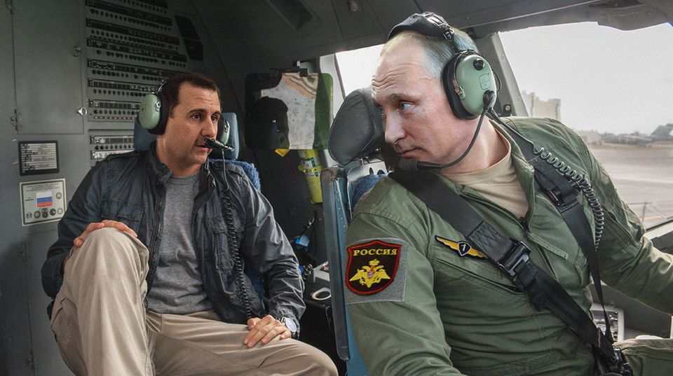 À la James Bond schmeißt sich Wladimir Putin ans Steuer eines seiner Super-Jets, Busenfreund Baschar al Assad nimmt auf dem Rücksitz Platz: Ein neuer PR-Gag des Kremlchefs? Nein. So präsentiert der Satiriker Andrej Budajew Putin auf der ersten Seite seines neuen Kalenders für 2016. Dabei bewegt sich die Satire so nah an der politischen Realität und an der heroischen Selbstdarstellung Putins, dass man es glatt für bare Münze nehmen könnte. "Die Welt ist nicht genug" heißt sein Werk und lehnt sich an die Ästhetik der James Bond-Filme an.